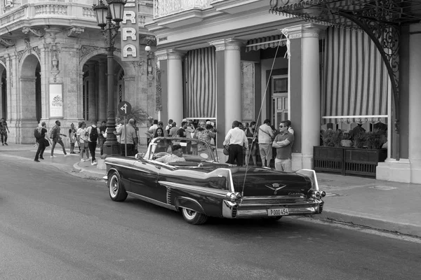 Havana, Küba - 02 16 2018: Vintage Klasik Amerikan otomobil restore edilmiş durumda - sağlamak taşıma Turizm için