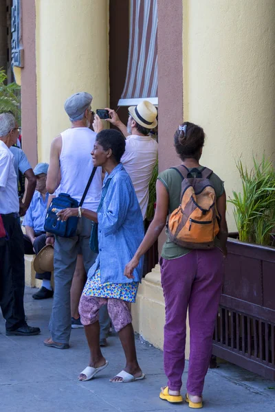 Havana, Küba - 10 Şubat 2018: Eski Havana Cityscape yerel halkın günlük hayattan zevk ile
