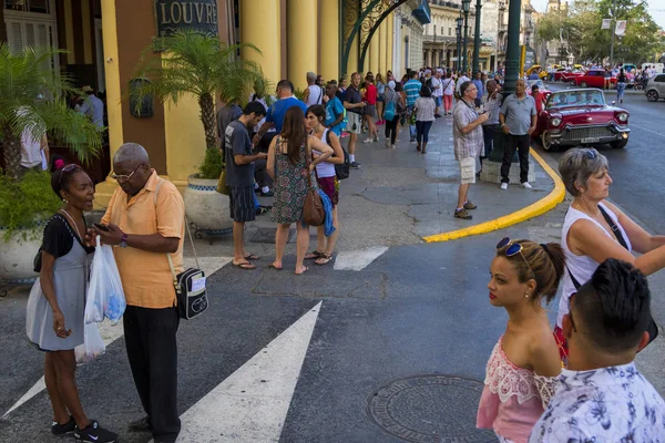 Havanna Kuba 2018 Február Régi Havanna Városkép Helyi Lakosság Élvezi — Stock Fotó