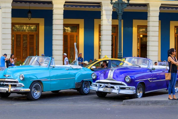 Hawana Kuba 2018 Vintage American Classic Cars Odrestaurowanym Stanie Zapewniają — Zdjęcie stockowe