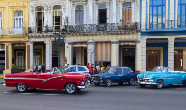 復元された条件でヴィンテージ クラシックなアメリカ車が観光輸送を提供ハバナ キューバ 2018 — ストック写真