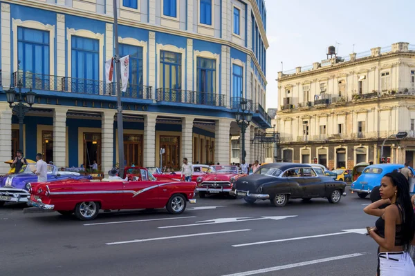 Hawana Kuba 2018 Vintage American Classic Cars Odrestaurowanym Stanie Zapewniają — Zdjęcie stockowe