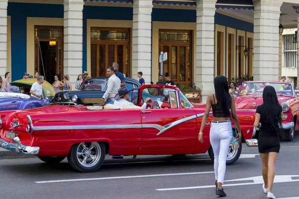 Havana, Küba - 02 16 2018: Vintage Klasik Amerikan arabaları restore edilmiş durumda - sağlamak taşıma Turizm için