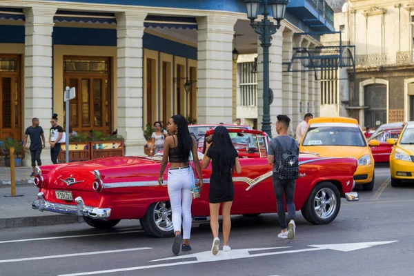 Havana, Küba - 02 16 2018: Vintage Klasik Amerikan arabaları restore edilmiş durumda - sağlamak taşıma Turizm için