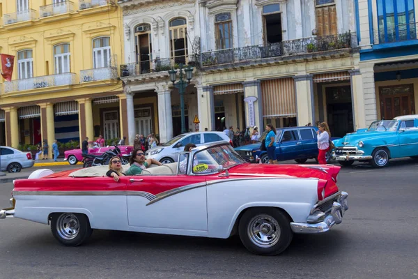 Havana, Küba - 02 16 2018: Vintage Klasik Amerikan arabaları restore edilmiş durumda - sağlamak taşıma Turizm için