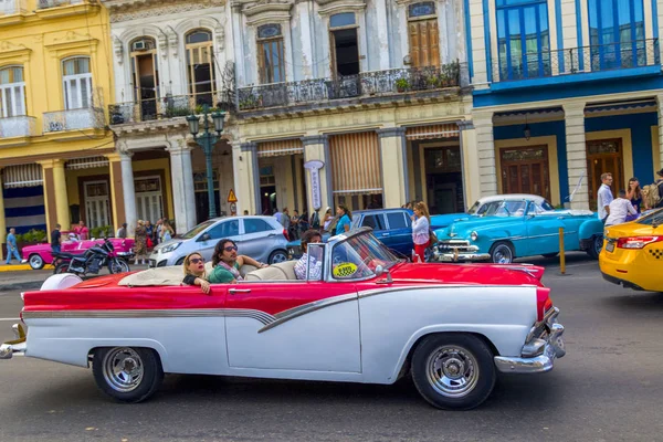 Havana, Küba - 02 16 2018: Vintage Klasik Amerikan arabaları restore edilmiş durumda - sağlamak taşıma Turizm için