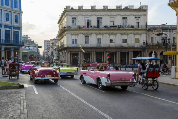 Havana, Küba - 02 16 2018: Vintage Klasik Amerikan arabaları restore edilmiş durumda - sağlamak taşıma Turizm için