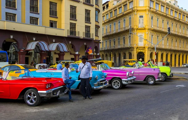 Havana, Küba - 02 16 2018: Vintage Klasik Amerikan arabaları restore edilmiş durumda - sağlamak taşıma Turizm için