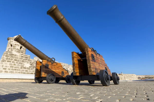 Saint Charles Kalesi 'nin eski İspanyol silah taretleri, ya da Fortaleza de San Carlos de la Cabana, eski kaleye bakıyor.