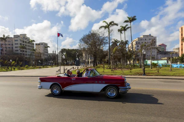 Havana, Küba - 02 11 2018: Vintage Klasik Amerikan arabaları restore edilmiş durumda - sağlamak taşıma Turizm için