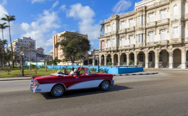 Havana, Küba - 02 11 2018: Vintage Klasik Amerikan arabaları restore edilmiş durumda - sağlamak taşıma Turizm için