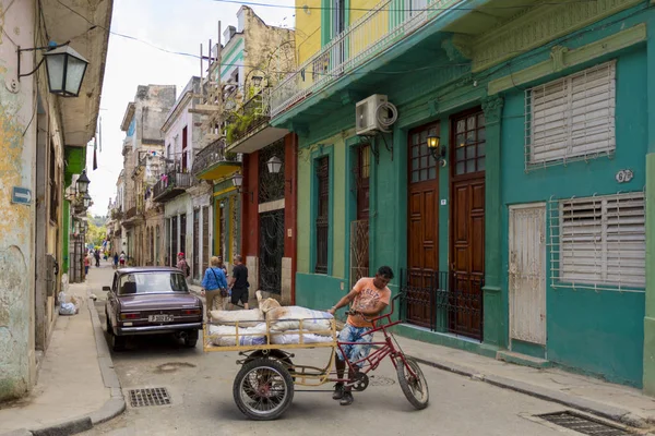 Havana, Küba - 11 Şubat 2018: Eski Havana Cityscape yerel halkın günlük hayattan zevk ile
