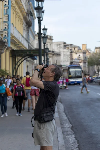 Havana, Küba - 11 Şubat 2018: Eski Havana Cityscape yerel halkın günlük hayattan zevk ile