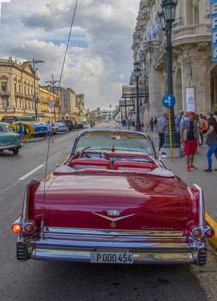 Havana, Küba - 02 11 2018: Vintage Klasik Amerikan arabaları restore edilmiş durumda - sağlamak taşıma Turizm için