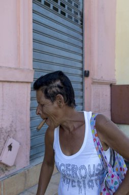 Havana Küba 11 Şubat 2018: kimliği belirsiz kadın Havana konut Mahallesi'nde bir puro sigara. Puro çok Kübalılar için ulusal duman olduğunu.