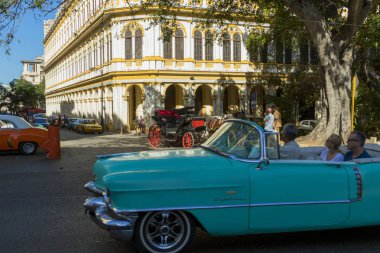 Havana, Küba - 02 16 2018: Vintage Klasik Amerikan arabaları restore edilmiş durumda - sağlamak taşıma Turizm için