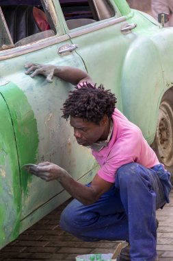 Havana, Küba - 02 11 2018: Vintage Klasik Amerikan otomobil tamir sokakta - otomatik vücut Oluşturucu