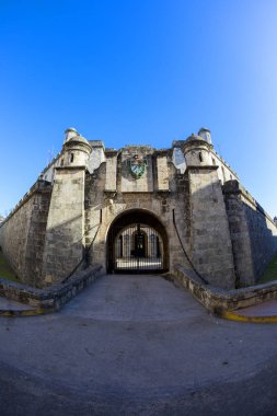 Havana, Küba - 02 11 2018: El Morro İspanyol kale duvarları deniz feneri ile 