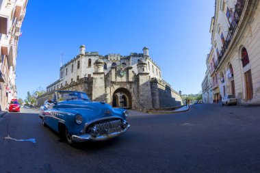 Havana, Küba - 02 11 2018: Vintage klasik Amerikan otomobil restore edilmiş durumda - sağlamak taşıma turizm için