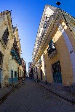 Havana Küba 11 Şubat 2018: Havana konut Mahallesi'nde bir puro sigara kimliği belirsiz bir adam. Puro çok Kübalılar için ulusal duman olduğunu. 