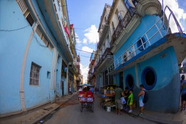 Havana, Küba - 11 Şubat 2018: Eski Havana Cityscape yerel halkın günlük hayattan zevk ile