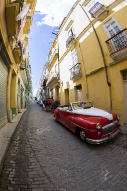 Havana, Küba - 02 11 2018: Vintage Klasik Amerikan arabaları restore edilmiş durumda - sağlamak taşıma Turizm için.