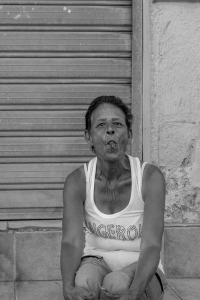 2018年2月11日 在哈瓦那居民区抽雪茄的不明身份妇女 雪茄是许多古巴人的国家烟雾 — 图库照片