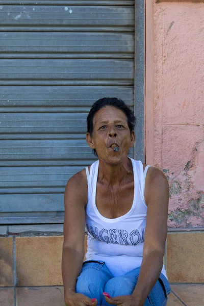 Havana Cuba Fev 2018 Mulher Não Identificada Fumando Charuto Bairro — Fotografia de Stock