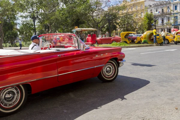 Havana, Küba - 02 16 2018: Vintage Klasik Amerikan arabaları restore edilmiş durumda - sağlamak taşıma Turizm için