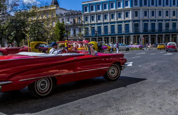 Havana, Küba - 02 16 2018: Vintage Klasik Amerikan arabaları restore edilmiş durumda - sağlamak taşıma Turizm için