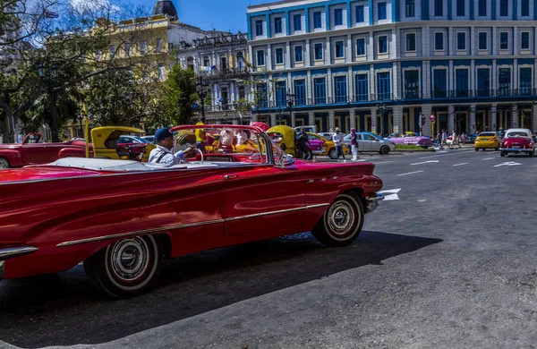 Havanna Kuba 2018 Vintage Klassiska Amerikanska Bilar Restaurerat Skick Persontrafik — Stockfoto