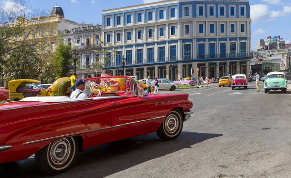 Havana, Küba - 02 16 2018: Vintage Klasik Amerikan arabaları restore edilmiş durumda - sağlamak taşıma Turizm için