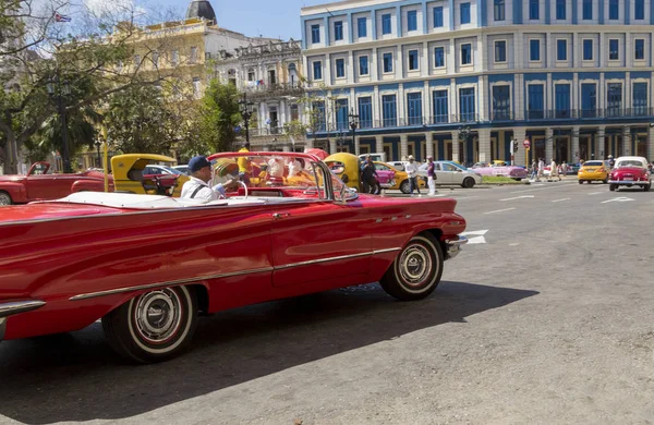 Havanna Kuba 2018 Vintage Klassiska Amerikanska Bilar Restaurerat Skick Persontrafik — Stockfoto