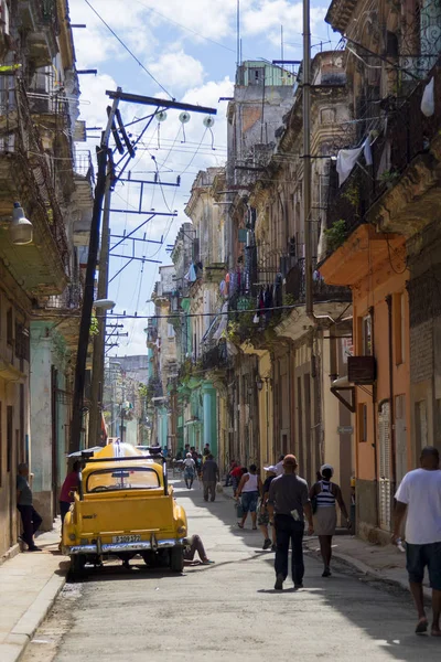 Havanna Kuba Feb 2018 Oidentifierad Man Röka Cigarr Bostadsområde Havanna — Stockfoto