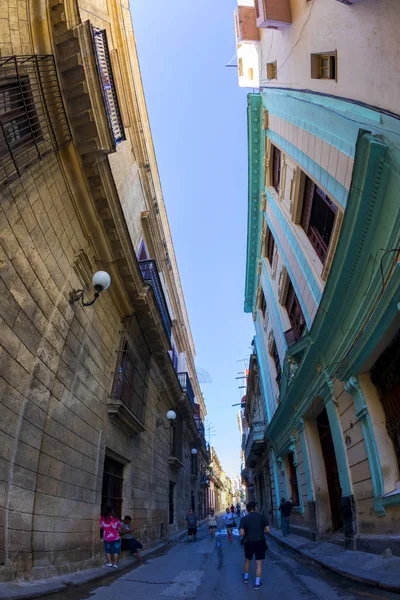 Havana, Küba - 11 Şubat 2018: Eski Havana Cityscape yerel halkın günlük hayattan zevk ile