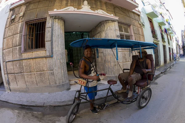 Αβάνα Κούβα Απρίλιος 2018 Άνθρωπος Bicitaxi Στους Δρόμους Της Αβάνα — Φωτογραφία Αρχείου