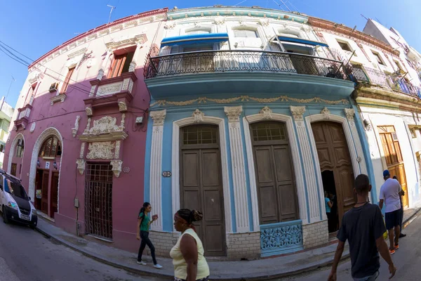 Habana Cuba Feb 2018 Hombre Identificado Fumando Cigarro Barrio Residencial — Foto de Stock