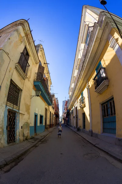 Гавана Куба Февраля 2018 Неизвестный Курит Сигару Жилом Районе Гаваны — стоковое фото