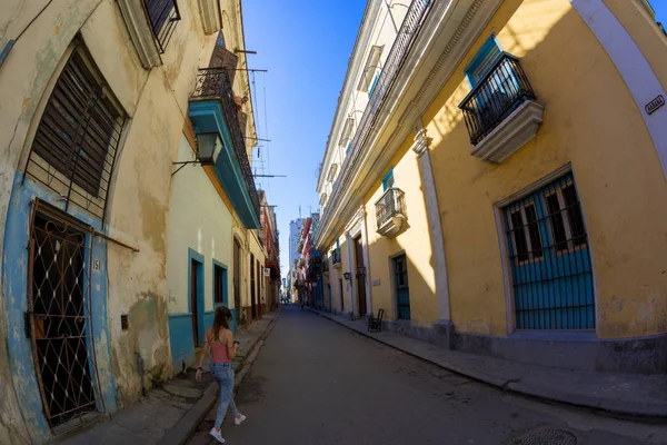 Havana Cuba Fev 2018 Homem Não Identificado Fumando Charuto Bairro — Fotografia de Stock