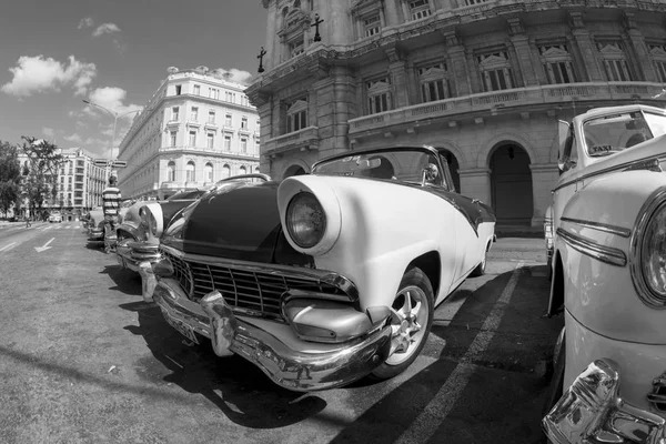 Havana, Küba - 02 16 2018: Vintage Klasik Amerikan arabaları restore edilmiş durumda - sağlamak taşıma Turizm için