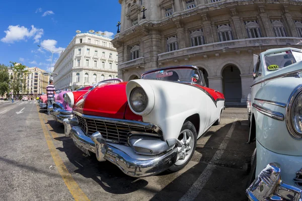 Havana, Küba - 02 16 2018: Vintage Klasik Amerikan arabaları restore edilmiş durumda - sağlamak taşıma Turizm için