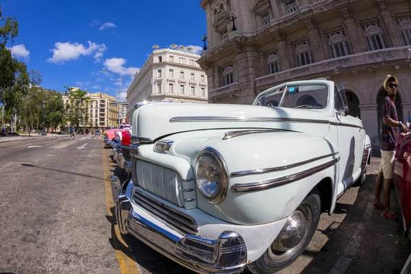 Havana Kuba 2018 Klasické Americké Veterány Obnoveném Stavu Poskytovat Přepravu — Stock fotografie