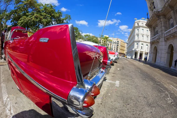 Havana, Küba - 02 16 2018: Vintage Klasik Amerikan arabaları restore edilmiş durumda - sağlamak taşıma Turizm için