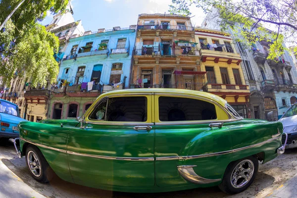 Havana, Küba - 02 16 2018: Vintage Klasik Amerikan arabaları restore edilmiş durumda - sağlamak taşıma Turizm için