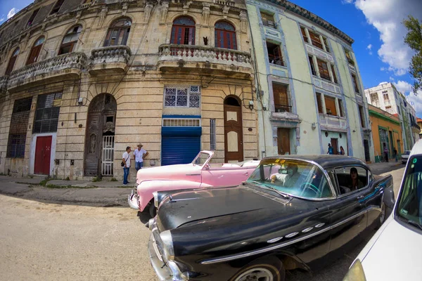 Hawana Kuba 2018 Vintage American Classic Cars Odrestaurowanym Stanie Zapewniają — Zdjęcie stockowe