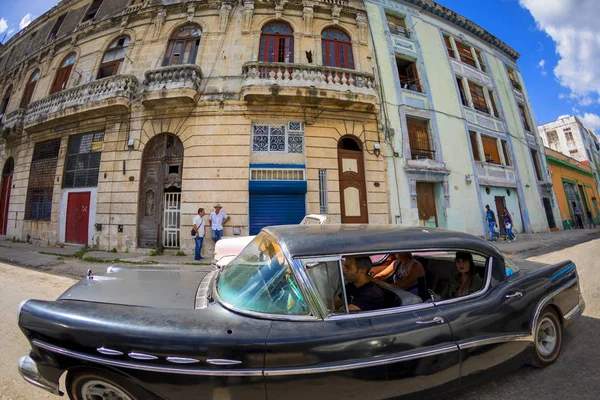 哈瓦那 2018 复古经典美国车恢复状态 提供旅游运输 — 图库照片