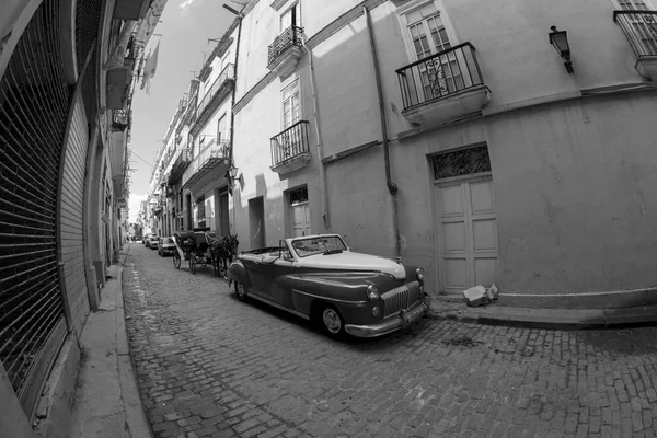 Havana, Küba - 02 11 2018: Vintage Klasik Amerikan arabaları restore edilmiş durumda - sağlamak taşıma Turizm için.