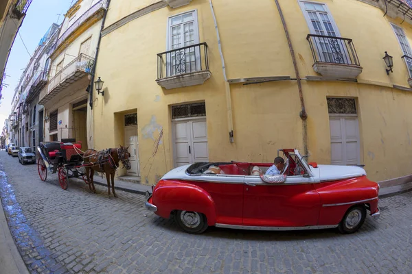 Havana, Küba - 02 11 2018: Vintage Klasik Amerikan arabaları restore edilmiş durumda - sağlamak taşıma Turizm için.