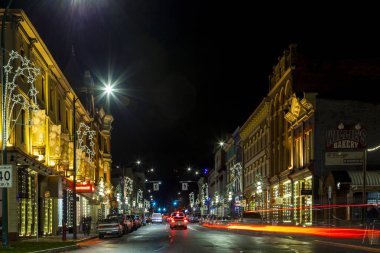 Victoria B.C. Canada 16 Aralık 2016: insanlar şehir merkezinde alışveriş şehir Noel için dekore edilmiştir. Victoria'nın cazibe ve güzellik herhangi bir dünya gezgin için sunabileceği çok şey vardır.