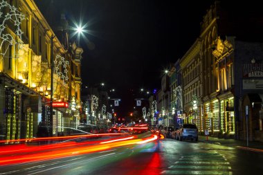 Victoria B.C. Canada 16 Aralık 2016: insanlar şehir merkezinde alışveriş şehir Noel için dekore edilmiştir. Victoria'nın cazibe ve güzellik herhangi bir dünya gezgin için sunabileceği çok şey vardır.